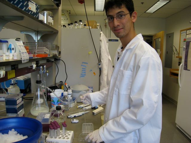 Oscar Sosa in lab
